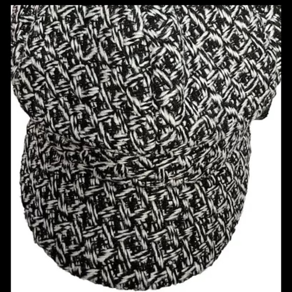 Women’s Crocheted Knit Winter Newsboy Cap Hat Black & White Criss Cross Pattern - Picture 3 of 9